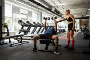 Glute bridge jednonóż – jak wzmocnić pośladki i poprawić stabilizację?