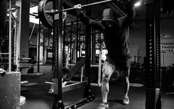 a man is doing a pull up in a gym